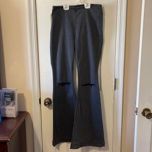 Big Water Blue Sky distressed knee jeans size M